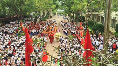 Trường tiểu học Thị trấn Trâu Quỳ tổ chức   Vầng trăng yêu thương 